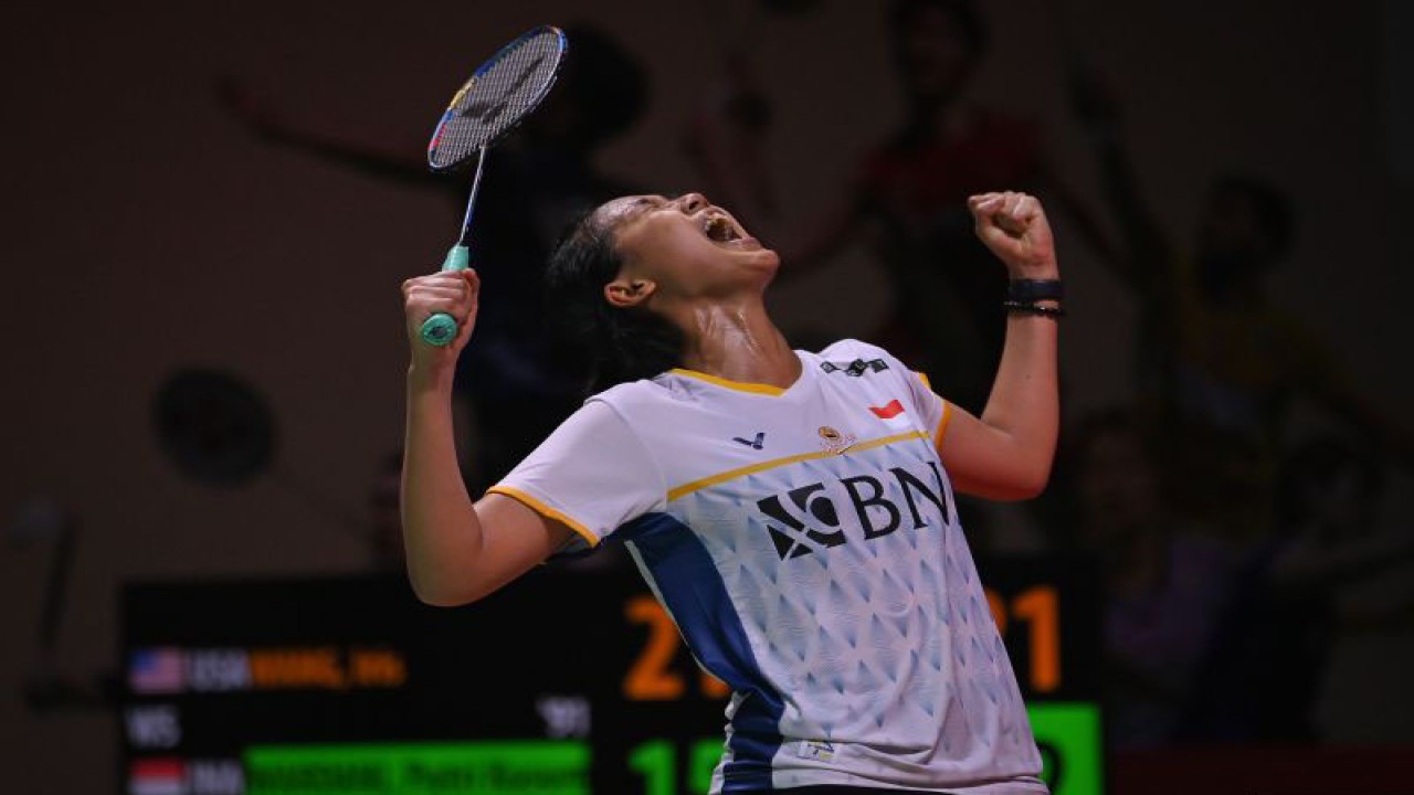 Pebulu tangkis tunggal putri Indonesia Putri Kusuma Wardani berteriak usai mengalahkan lawannya asal Amerika Serikat, Iris Wang dalam pertandingan babak pertama (32 besar) turnamen Indonesia Open 2023 di Istora Senayan, Jakarta, Selasa (13/6/2023). Putri KW menang dalam rubber gim (15-21, 22-20, dan 23-21) sehingga memastikan lolos ke babak kedua (16 besar). ANTARA FOTO/Aditya Pradana Putra/foc. (ADITYA PRADANA PUTRA/ADITYA PRADANA PUTRA)