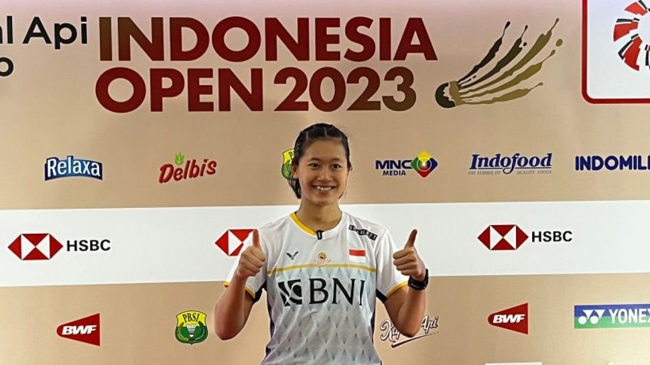 Atlet bulu tangkis tunggal putri Indonesia Putri Kusuma Wardani saat ditemui usai jumpa pers di Istora Senayan Jakarta, Selasa (13/6/2023). (ANTARA/Arnidhya Nur Zhafira)