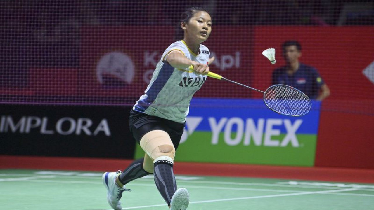 Foto arsip - Pebulu tangkis tunggal putri Indonesia Putri Kusuma Wardani berusaha mengembalikan kok ke arah lawannya pebulu tangkis tunggal putri Jepang Akane Yamaguchi dalam babak 16 besar turnamen Indonesia Open 2023 di Istora Senayan, Jakarta, Kamis (15/6/2023). ANTARA FOTO/M Risyal Hidayat/nym. (ANTARA FOTO/M RISYAL HIDAYAT)