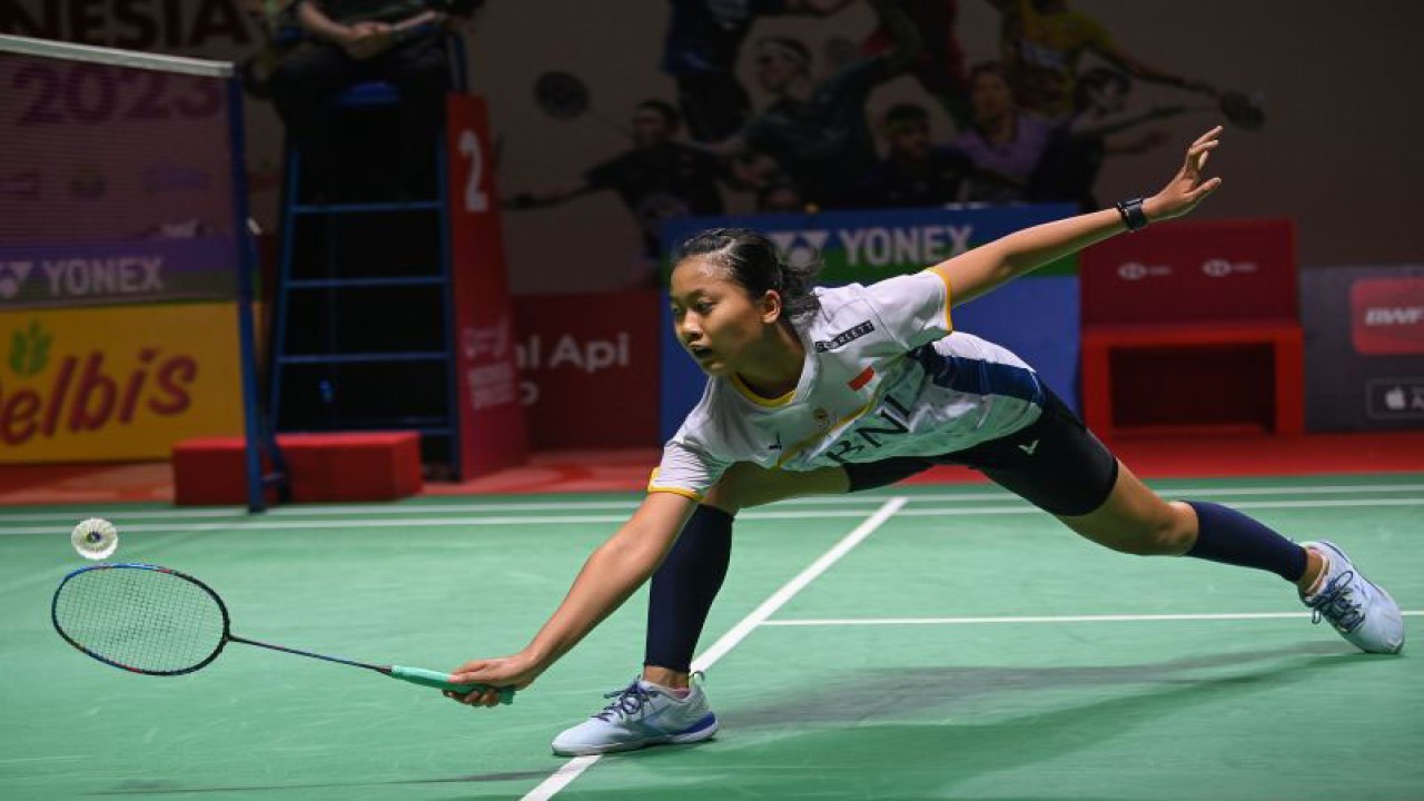 Arsip - Pebulu tangkis tunggal putri Indonesia Putri Kusuma Wardani mengembalikan kok ke arah lawannya asal Amerika Serikat, Iris Wang dalam pertandingan babak pertama (32 besar) turnamen Indonesia Open 2023 di Istora Senayan, Jakarta, Selasa (13/6/2023). ANTARA FOTO/Aditya Pradana Putra/foc.