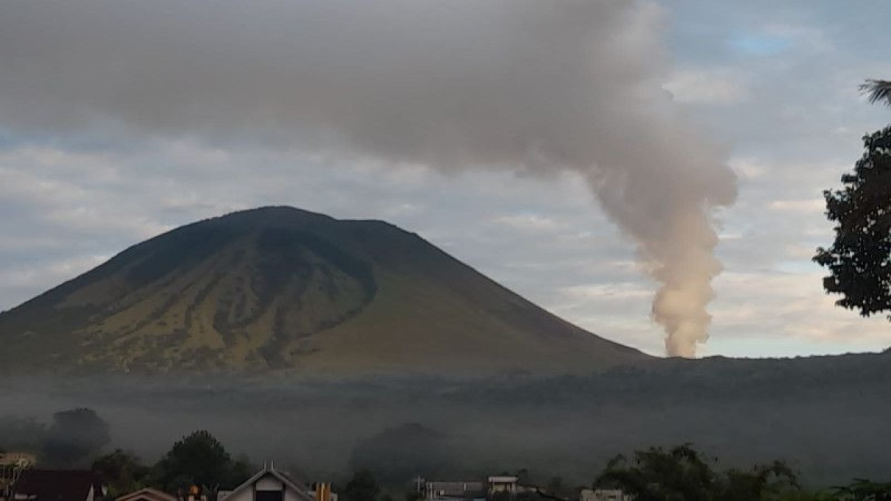 Pusat Vulkanologi dan Mitigasi Bencana Geologi (PVMBG), Badan Geologi Kementerian ESDM merekomendasikan warga tidak melakukan aktivitas di sekitar kawah Tompaluan, Gunung Lokon, di Kota Tomohon, Sulut. (ANTARA FOTO)