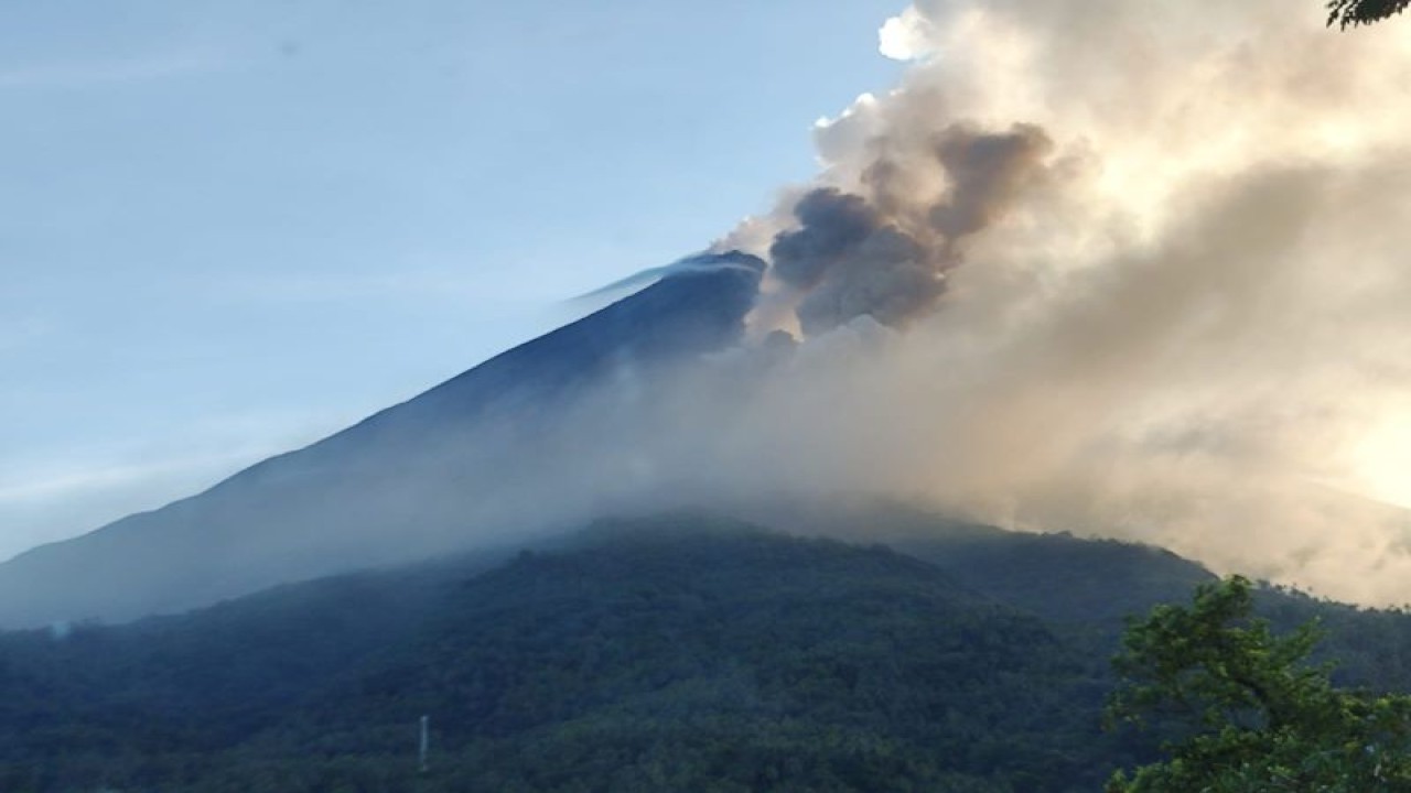 Pusat Vulkanologi dan Mitigasi Bencana Geologi (PVMBG), Badan Geologi Kementerian ESDM merekam sebanyak 657 kali gempa guguran Gunung Karangetang, di Kabupaten Kepulauan Sitaro, Sulut dalam sepekan. Gambar diambil saat terjadi guguran lava meluncur menuju sungai atau kali yang berhulu dari puncak kawah. ANTARA/HO-PVMBG (1)