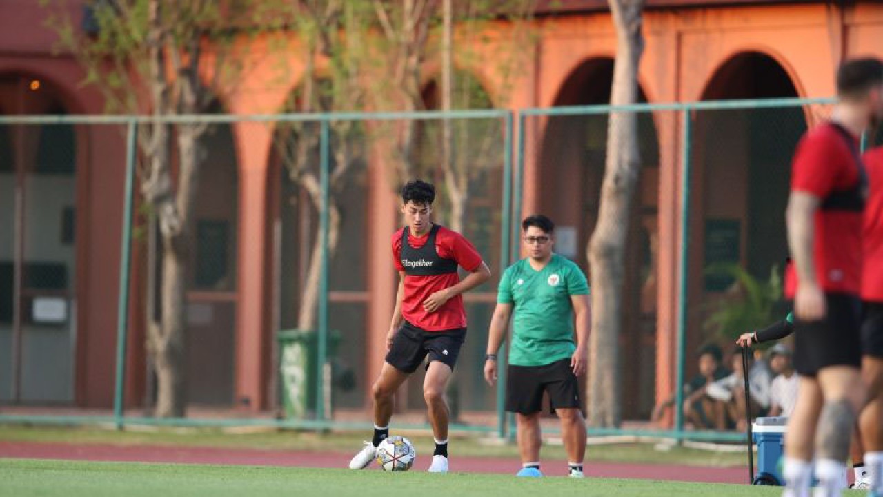 Pemain tim nasional Indonesia Rafael Struick menjalani latihan di Lapangan Thor, Surabaya, Kamis (8/6//2023). (ANTARA/HO/PSSI)