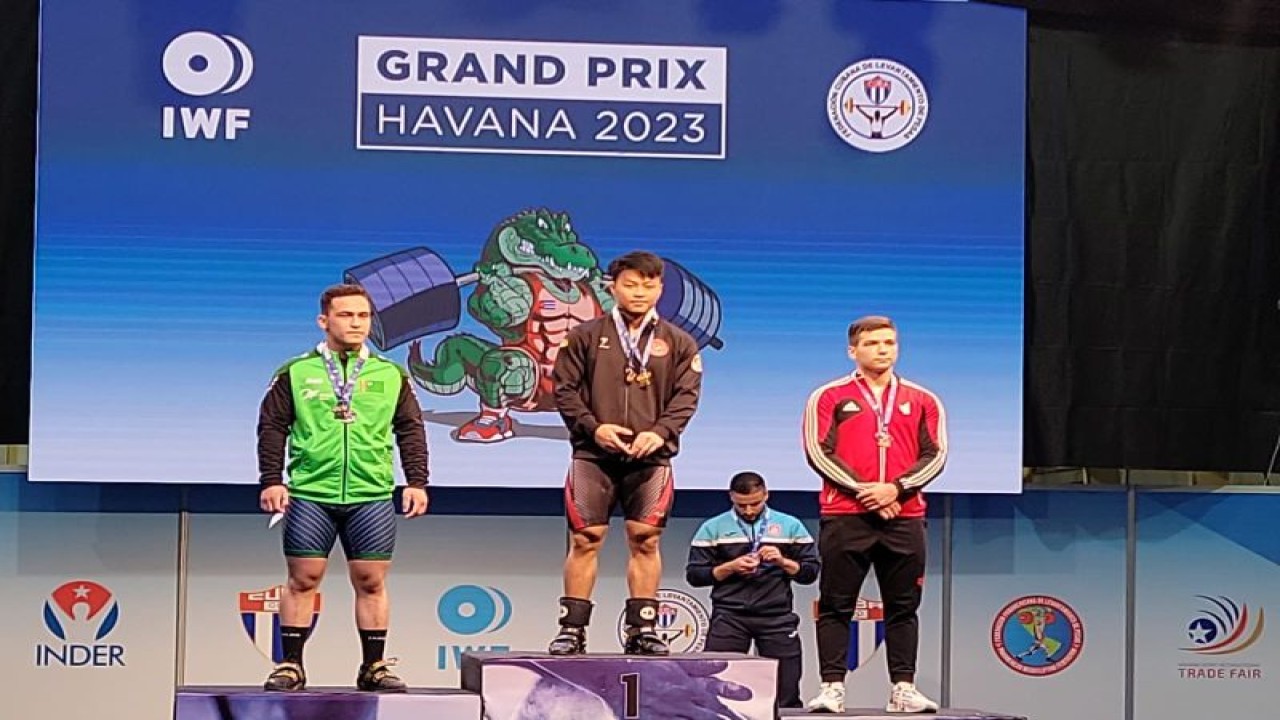 Lifter Indonesia Rahmat Erwin Abdullah (tengah) menerima medali emas setelah mencatatkan angkatan terbaik di kelas 81kg pada 2023 Grand Prix IWF Seri 1 di Pabexpo Ezhibition Complex, Havana, Kuba, Rabu (14/6/2023). (ANTARA/HO)