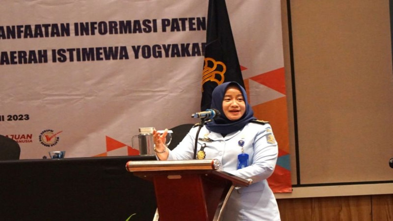 Pelaksana Harian (Plh) Kepala Kanwil Kemenkumham DIY Rahmi Widhiyanti dalam acara Bimbingan Teknis Penelusuran dan Pemanfaatan Informasi Paten di Yogyakarta, Senin (26/6/2023) (ANTARA/HO-Kemenkumham DIY)