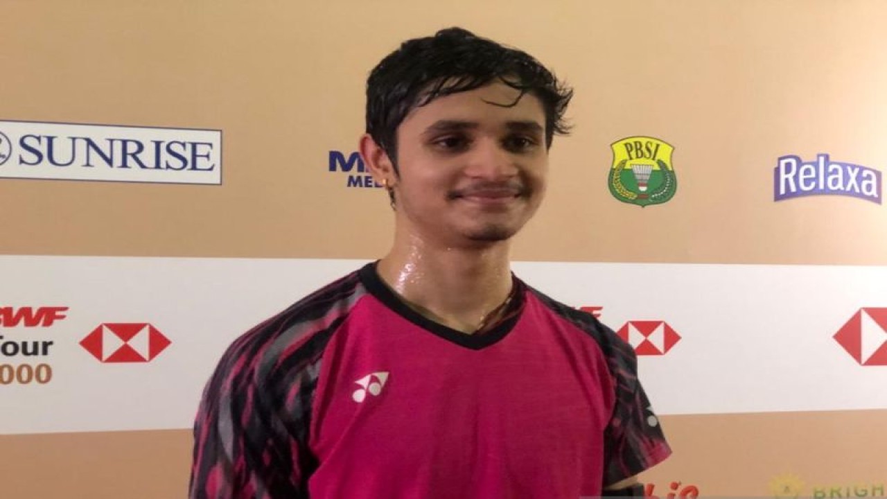 Pebulu tangkis tunggal putra India, Priyanshu Rajawat, ditundukkan Anthony Sinisuka Ginting pada babak 16 besar Indonesia Open 2023 yang berlangsung di Istora Gelora Bung Karno, Jakarta, Kamis malam. (ANTARA/Roy Rosa Bachtiar)
