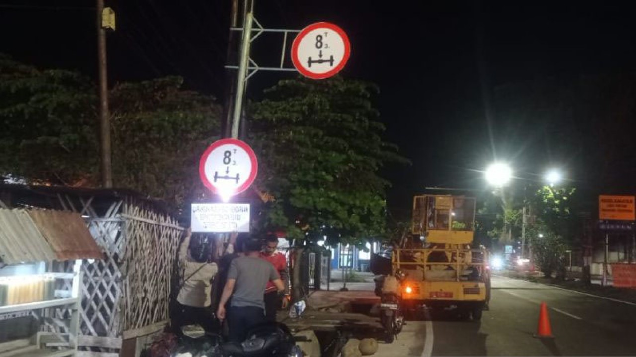 Dinas Perhubungan Kota Bengkulu memasang rambu jalan di jalan Hibrida pada Malam (27/06/2023). (ANTARA/Anggi Mayasari)
