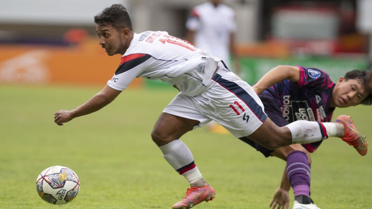 Pesepak bola Rans Nusantara FC Mitsuru Maruoka (kanan) berebut bola dengan pesepak bola Arema FC Gian Zola Nasruloh Nugraha (kiri) pada lanjutan Liga 1 di Stadion Pakansari, Kabupaten Bogor, Jawa Barat, Rabu (8/2/2023). Rans Nusantara FC kalah 1-2. ANTARA FOTO/Wahyu Putro A/tom.