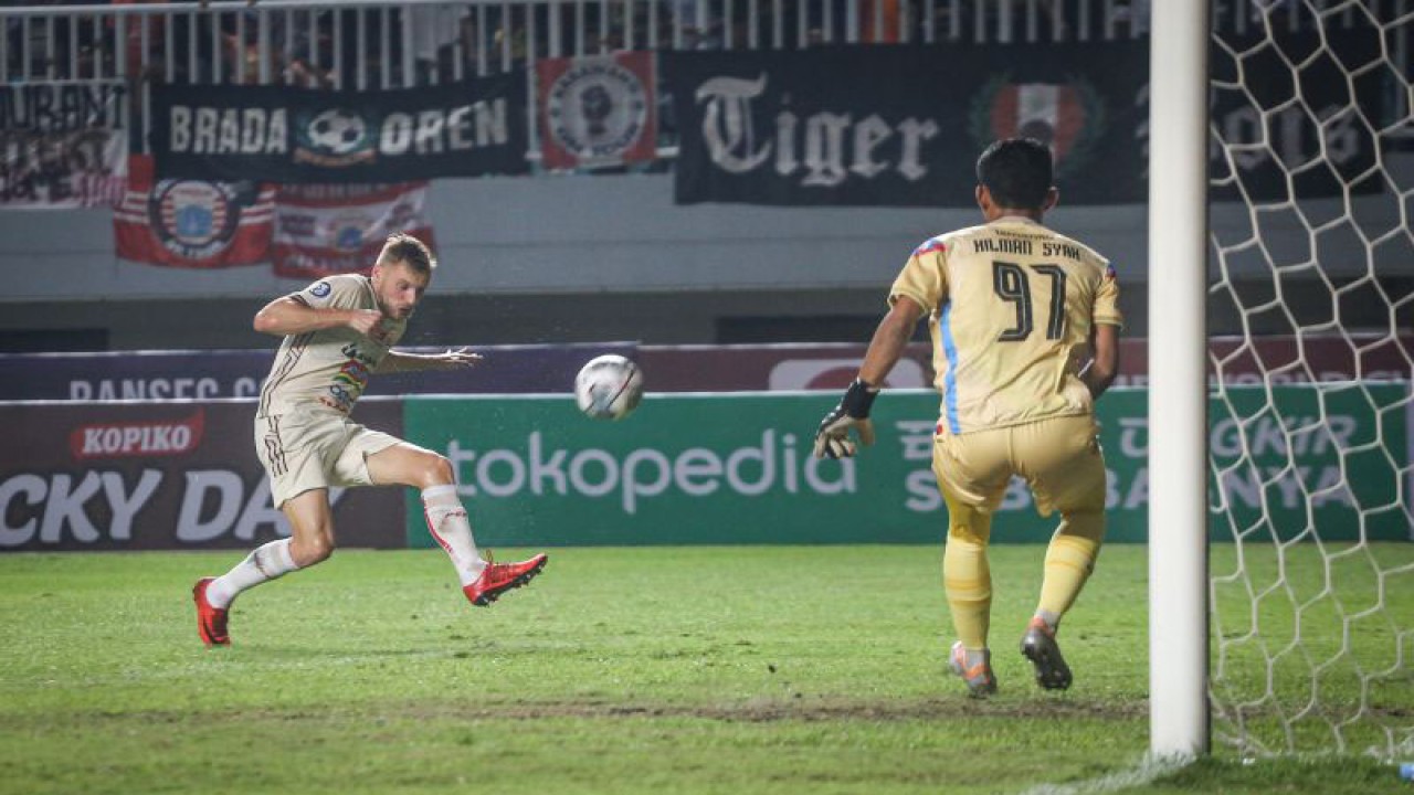 Arsip - Pesepak bola Persija Jakarta Hanno Bahrens (kiri) menendang bola ke arah gawang Rans Nusantara FC yang dijaga kiper Hilman Syah (kanan) dalam pertandingan Liga 1 di Stadion Pakansari, Kabupaten Bogor, Jawa Barat, Sabtu (20/8/2022). ANTARA FOTO/Asprilla Dwi Adha/tom. (ANTARA FOTO/ASPRILLA DWI ADHA)