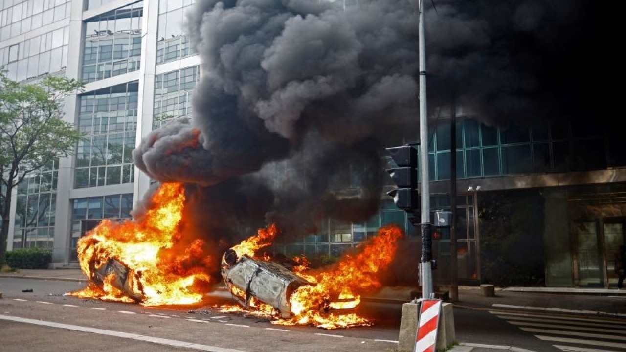 Sebuah kendaraan terbakar saat aksi protes atas terbunuhnya Nahel (17 tahun) saat pemeriksaan lalu lintas oleh polisi di Nanterre, Paris, Prancis, Kamis (29/6/2023). ANTARA FOTO/REUTERS/Sarah Meyssonnier/foc.
