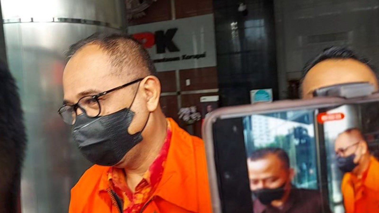 Mantan pejabat Direktorat Jenderal (Ditjen) Pajak Rafael Alun Trisambodo dikawal petugas menuju Rutan KPK usai menjalani pemeriksaan perdana sebagai tersangka kasus dugaan penerimaan gratifikasi di Gedung Merah Putih KPK, Jakarta Selatan, Senin (10/4/2023). ANTARA/Fianda Sjofjan Rassat