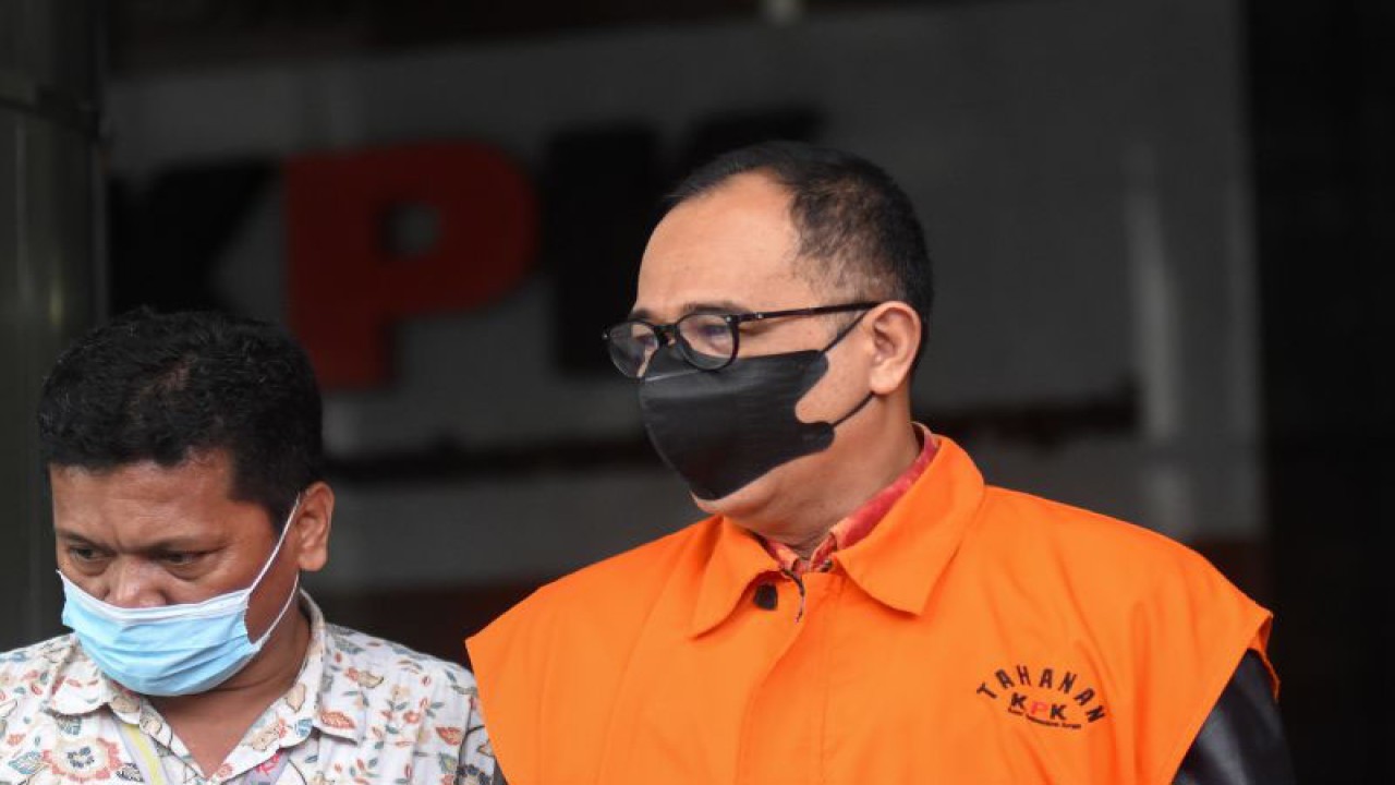 Arsip foto - Tersangka kasus dugaan gratifikasi pemeriksaan perpajakan pada Ditjen Pajak Kementerian Keuangan Rafael Alun Trisambodo (kanan) berjalan usai menjalani pemeriksaan di Gedung Merah Putih KPK, Jakarta, Kamis (25/5/2023). ANTARA FOTO/Indrianto Eko Suwarso/aww