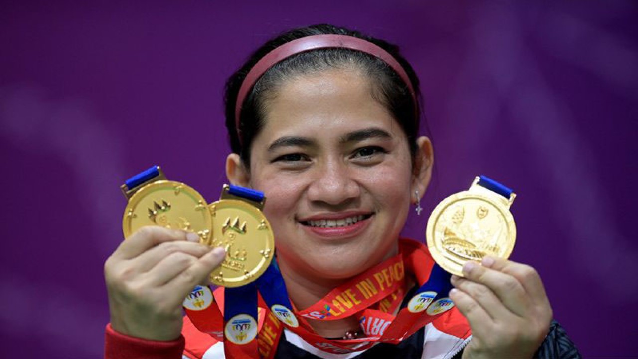 Pebulu tangkis Indonesia Leani Ratri Oktila menunjukan medali emas yang diraihnya pada ASEAN Para Games 2023 di Morodoc Techo Badminton Hall, Phnom Penh, Kamboja, Jumat (9/6/2023). Indonesia juara umum cabang olahraga bulu tangkis di ASEAN Para Games 2023 dengan meraih 13 medali emas, sembilan perak dan delapan perunggu. ANTARA FOTO/Zabur Karuru/nym.