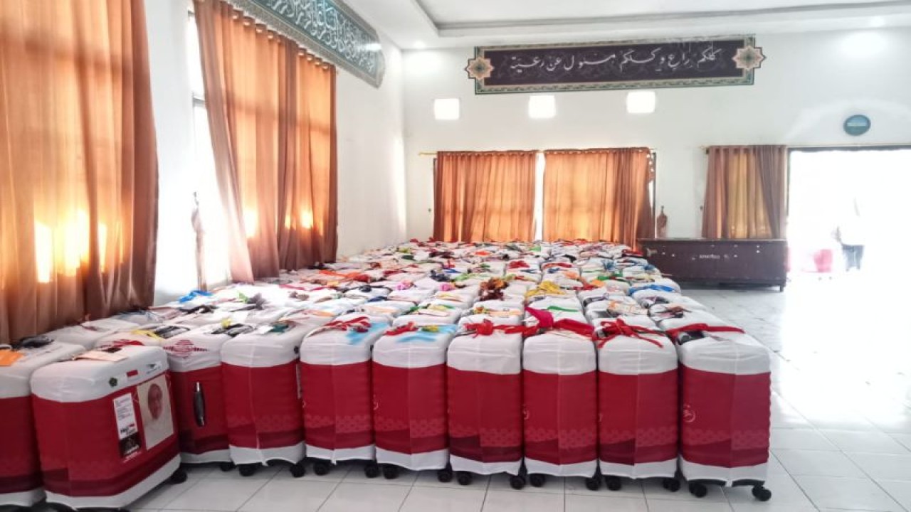 Koper JCH Lombok Tengah, NTB, saat dikumpulkan di Kantor Kementerian Agama Lombok Tengah untuk dikirim ke Asrama Haji Lombok, Senin (5/6/2023) (FOTO ANTARA/Akhyar)