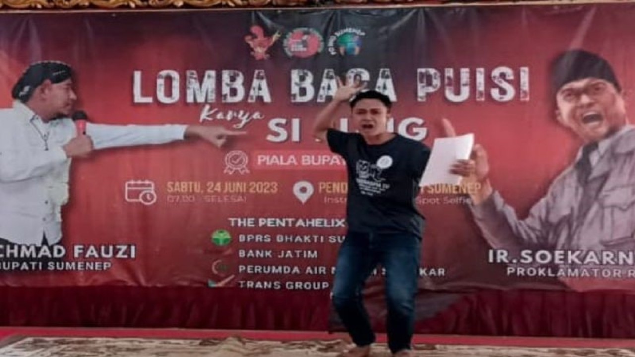 Salah seorang peserta lomba baca puisi membacakan puisi pada acara lomba baca puisi 'Si Bung' di Pendopo Pemkab Sumenep, Jawa Timur, Sabtu. (Slamet Hidayat)