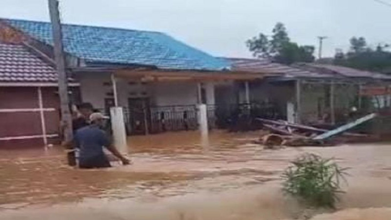 Banjir akibat curah hujan yang lama melanda kota Jambi berakibat ratusan rumah di beberapa kecamatan terendam banjir dengan ketinggian hampir satu meter. ANTARA/HO