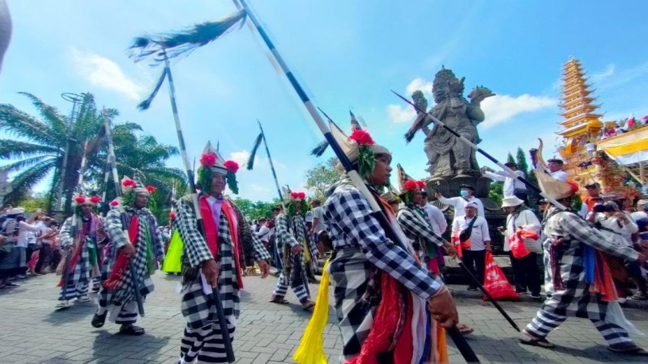 Para penari Tari Baris Katekok Jago saat berjalan dalam prosesi iring-iringan layon (jenazah) Raja Denpasar IX dari Puri Agung Denpasar Ida Tjokorda Ngurah Jambe Pemecutan di Denpasar, Rabu (21/6/2023). ANTARA/Ni Luh Rhismawati.
