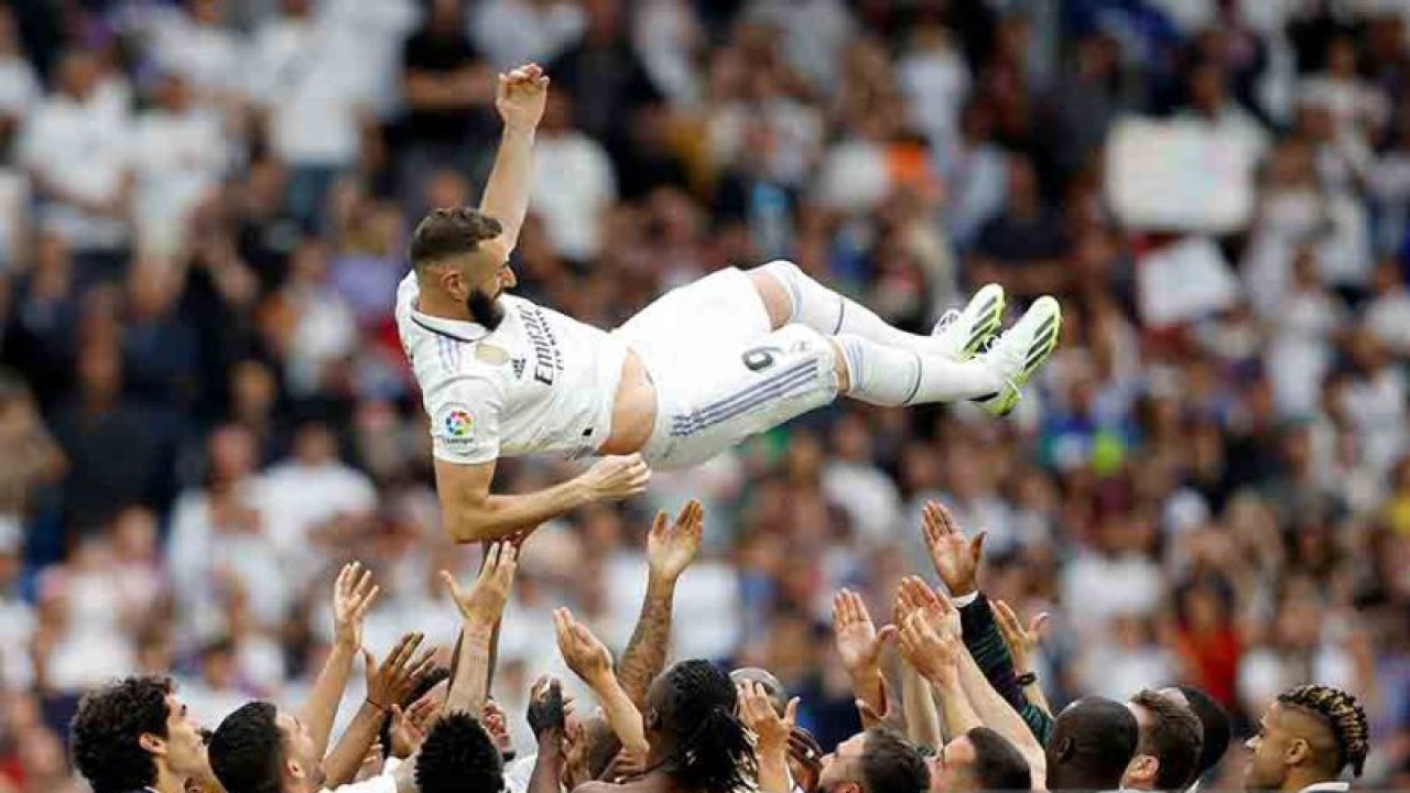Pemain Real Madrid mengangkat Karim Benzema ke udara usai pertandingan melawan Athletic Bilbao di Santiago Bernabeu, Madrid, Spanyol, MInggu (4/6/2023). Karim Benzema menyudahi 14 tahun karirnya di Real Madrid. ANTARA FOTO/REUTERS/Juan Medina/rwa.
