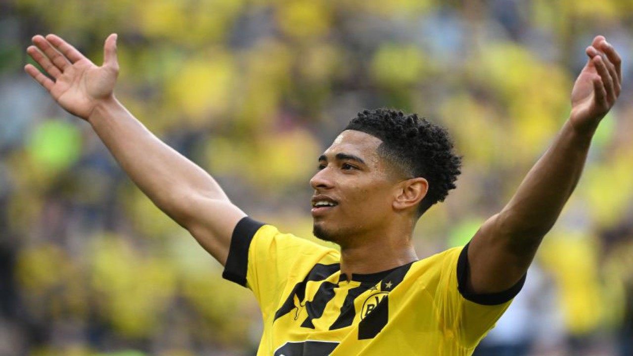 Selebrasi Jude Bellingham setelah mencetak gol kedua Borussia Dortmund dalam pertandingan melawan Borussia Moenchengladbach pada 13 Mei 2023. Gelandang Inggris Jude Bellingham sudah dipastikan akan bergabung ke Real Madrid dengan nilai lebih dari 100 juta euro. ANTARA/AFP/INA FASSBENDER