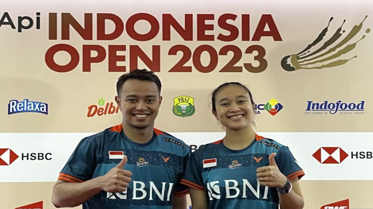 Pasangan ganda campuran Indonesia Rehan N Kusharjanto/Lisa Ayu Kusumawati berfoto usai melakukan jumpa pers di Istora Senayan Jakarta, Selasa (13/2/2023). (ANTARA/Arnidhya Nur Zhafira)