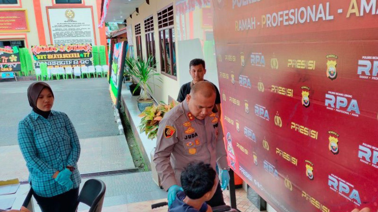 Kapolres Rejang Lebong AKBP Juda Trisno Tampubolon tengah menanyai tersangka MP alias Puja (18) warga Kecamatan Binduriang yang terlibat kasus begal kendaraan bermotor di Jalan Lintas Bengkulu-Sumsel, Jumat, (30/6/2023). ANTARA/Nur Muhamad