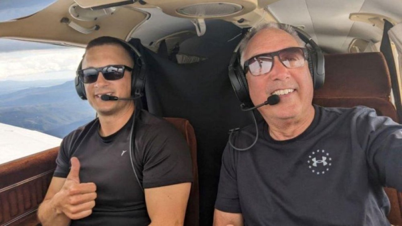 Pilot Delta Aaron Wilson dan Barry Behnfeldt terbang ke 48 negara bagian dalam waktu kurang dari 48 jam, berhenti di bandara di setiap negara bagian selama perjalanan dalam upaya memecahkan rekor dunia guinness. (Delta Airlines via UPI)