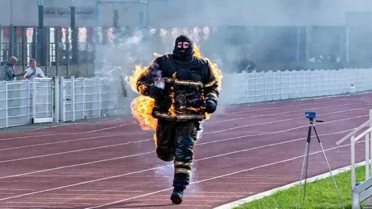 Jonathan Vero berlari sambil membakar dirinya tanpa oksigen demi memecahkan rekor dunia. (Guinness World Records)