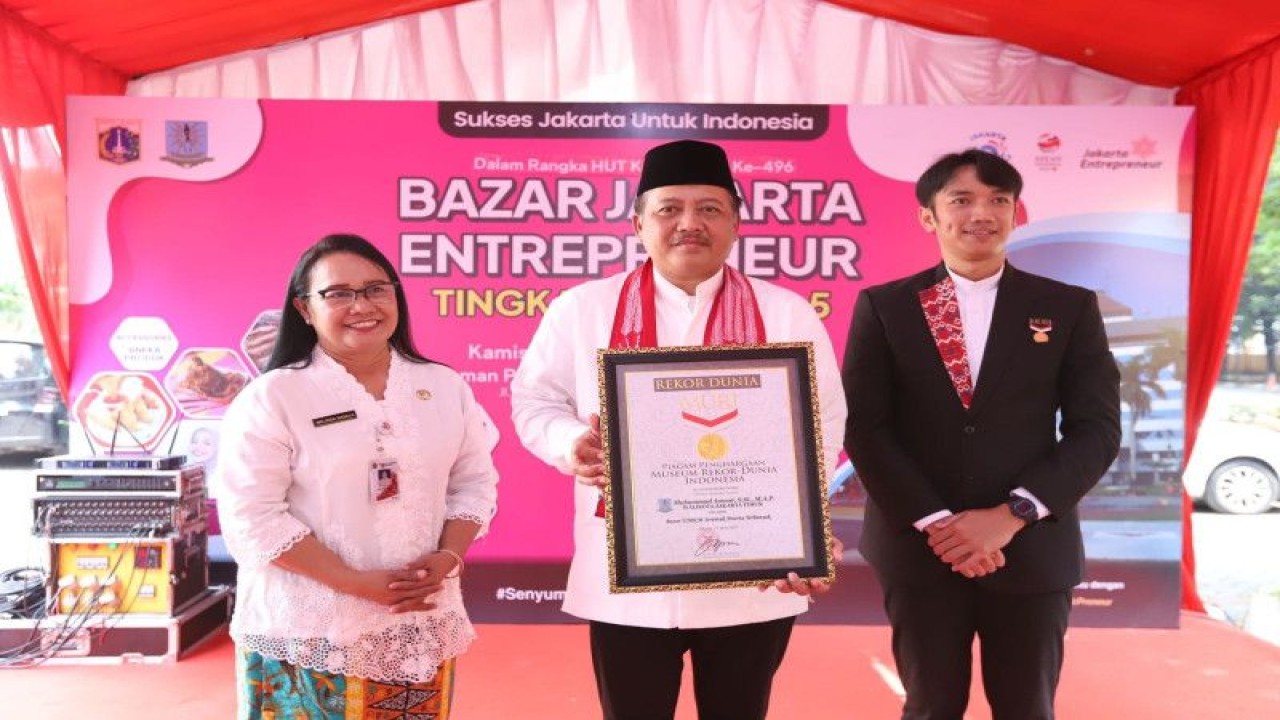 Asisten Perekonomian, Pembangunan dan Lingkungan Hidup Kota Administrasi Jakarta Timur, Kusmanto saat menerima penghargaan dari Museum Rekor Indonesia (MURI) kategori penyelenggara bazar UMKM terbesar di Kantor Wali Kota Jaktim, Kamis (22/6/2023). ANTARA/HO-Kominfotik Jakarta Timur
