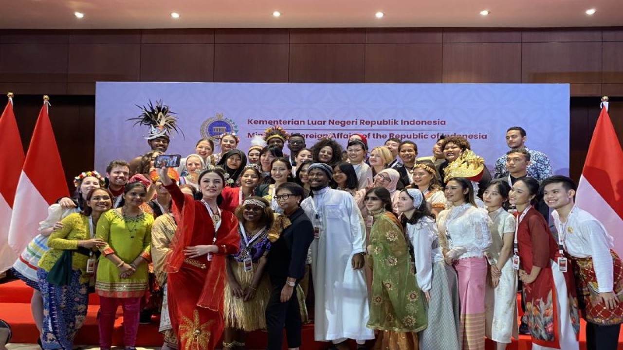 Menteri Luar Negeri Retno Marsudi (tengah) berfoto bersama para peserta Beasiswa Seni dan Budaya Indonesia (BSBI) 2023 di Jakarta, Senin (5/6/2023). (ANTARA/Shofi Ayudiana)