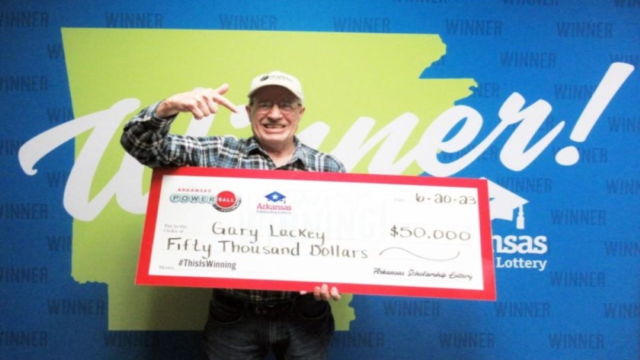 Gary Lackey ketiban rezeki nomplok setelah berhenti di Paul's Discount Tobacco di Pine Bluff untuk membeli rokok dan mengambil tiket Powerball, dan dinyatakan sebagai pemenang undian US$50.000. (Arkansas Scholarship Lottery)