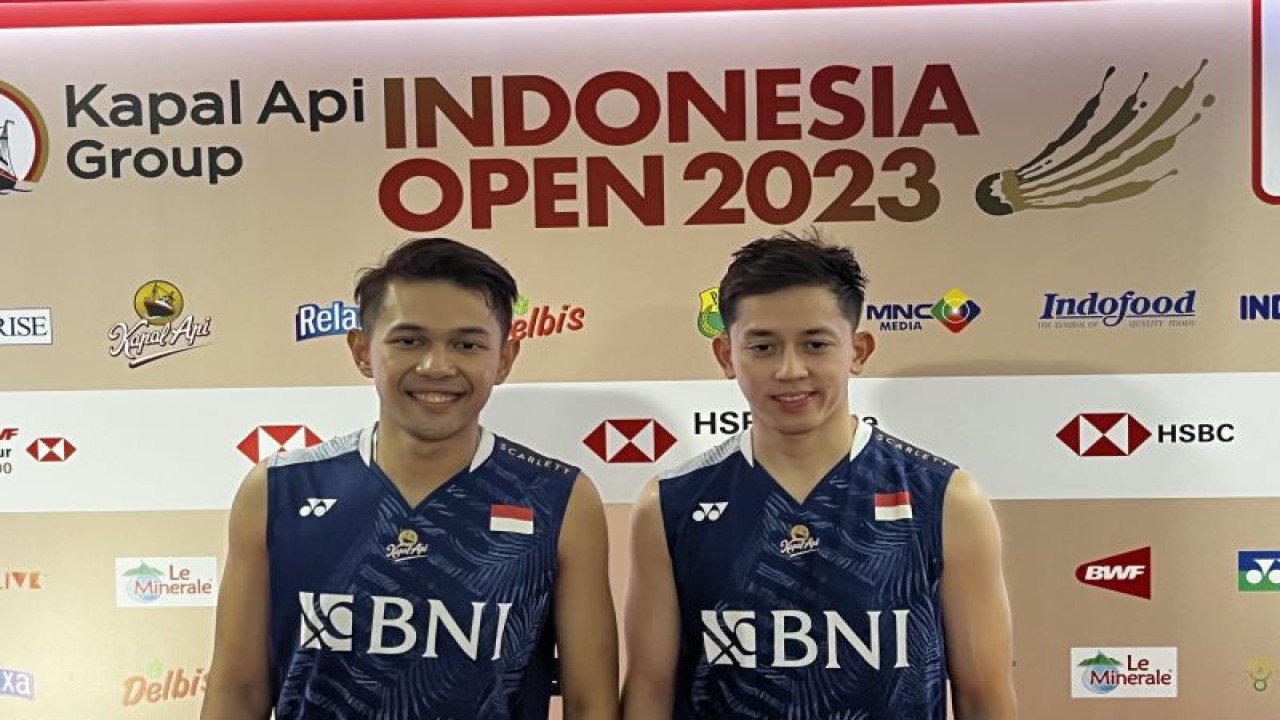 Pasangan ganda putra Indonesia Fajar Alfian/Muhammad Rian Ardianto berfoto usai melakukan konferensi pers di Istora Senayan Jakarta, Jumat (16/6/2023). (ANTARA/Arnidhya Nur Zhafira)