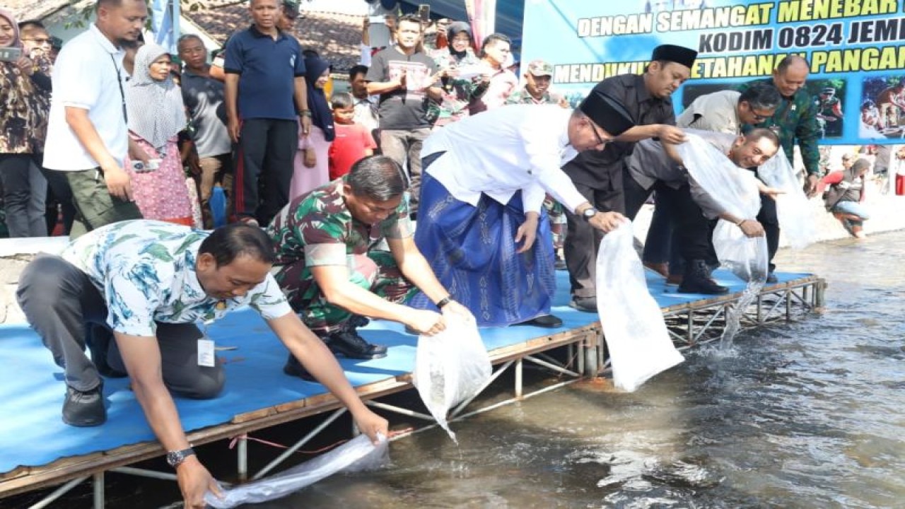 Forkopimda Jember menebar benih ikan di sungai yang berada di Desa Ajung, Kecamatan Kalisat, Kabupaten Jember, Jumat (9/6/2023). ANTARA/HO-Diskominfo Jember
