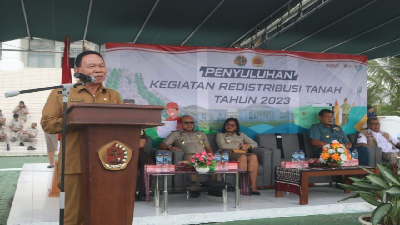 Bupati Kupang Provinsi Nusa Tenggara Timur Korinus Masneno saat melakukan sosialisas redistribusi tanah kepada warga eks Timor Timur. (ANTARA/HO-Prokompim setda Kabupaten Kupang)