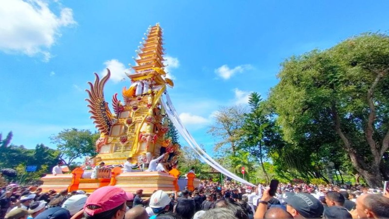 Ribuan warga antusias menyaksikan dari kawasan Patung Catur Muka menyaksikan iring-iringan prosesi Pelebon (pembakaran jenazah) Raja Denpasar IX dari Puri Agung Denpasar Ida Tjokorda Ngurah Jambe Pemecutan di Denpasar, Rabu (21/6/2023). ANTARA/Ni Luh Rhismawati.