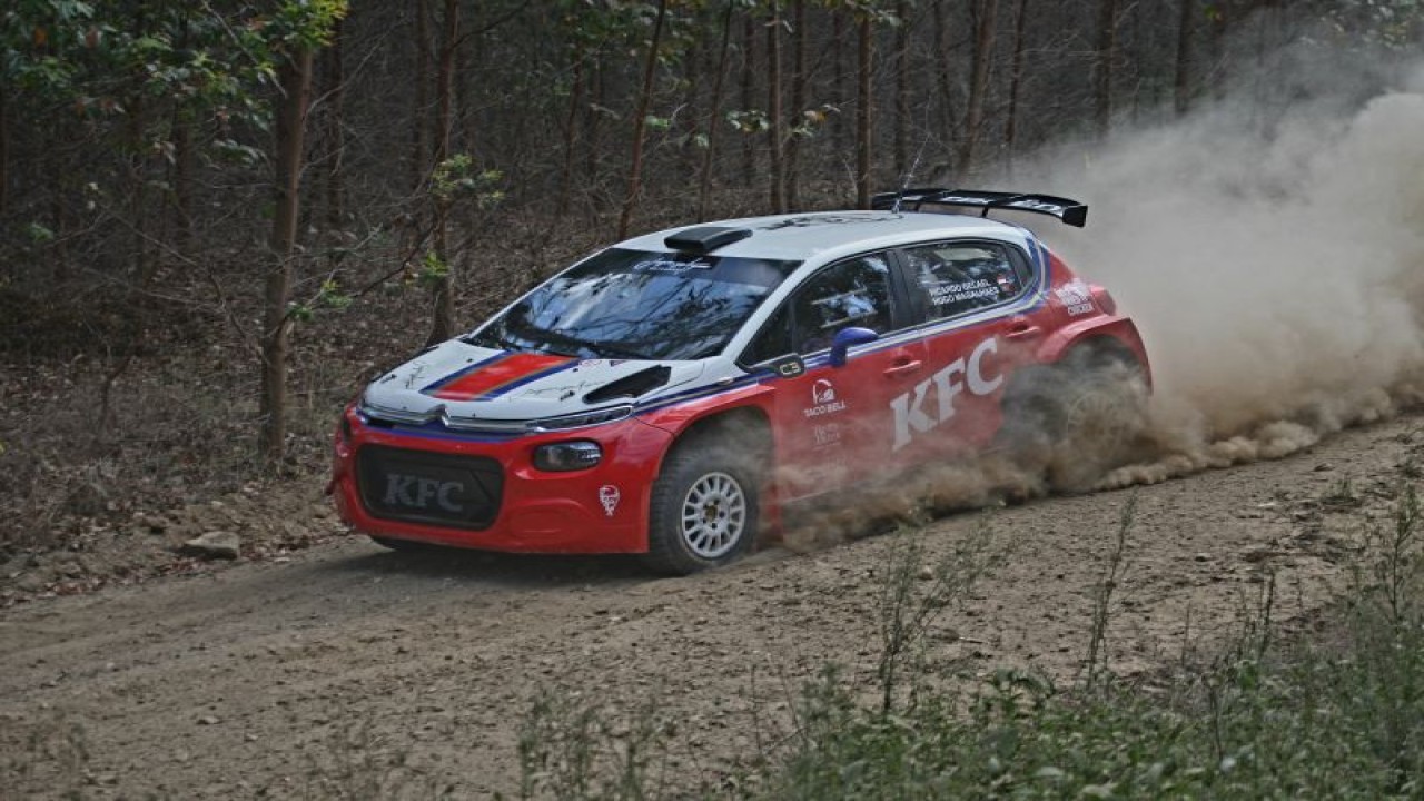 Pebalap Ricardo Gelael dalam latihan pengenalan SS sebelum bersaing di KFC Danau Toba Rally 2023 di area perkebunan di Parapat, Sumatera Utara Negeri Dolok, Selasa (20/6/2023). (ANTARA/HO-Danau Toba Rally 2023)