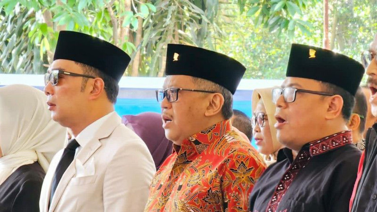 Gubernur Jawa Barat Ridwan Kamil (kiri) bersama perwakilan keluarga Bung Karno, Hasto Kristiyanto (tengah), dalam peletakan batu pertama pembangunan Monumen Plaza Bung Karno di GOR Saparua, Bandung, Jawa Barat, Rabu (28/6/2023). (ANTARA/HO-PDIP)