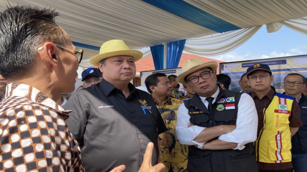 Menteri Koordinator Bidang Perekonomian Airlangga Hartarto bersama Gubernur Jawa Barat (Jabar) Ridwan Kamil saat kunjungan di Tol Cisumdawu, Sumedang, Jumat (23/6/2023). ANTARA/Imamatul Silfia