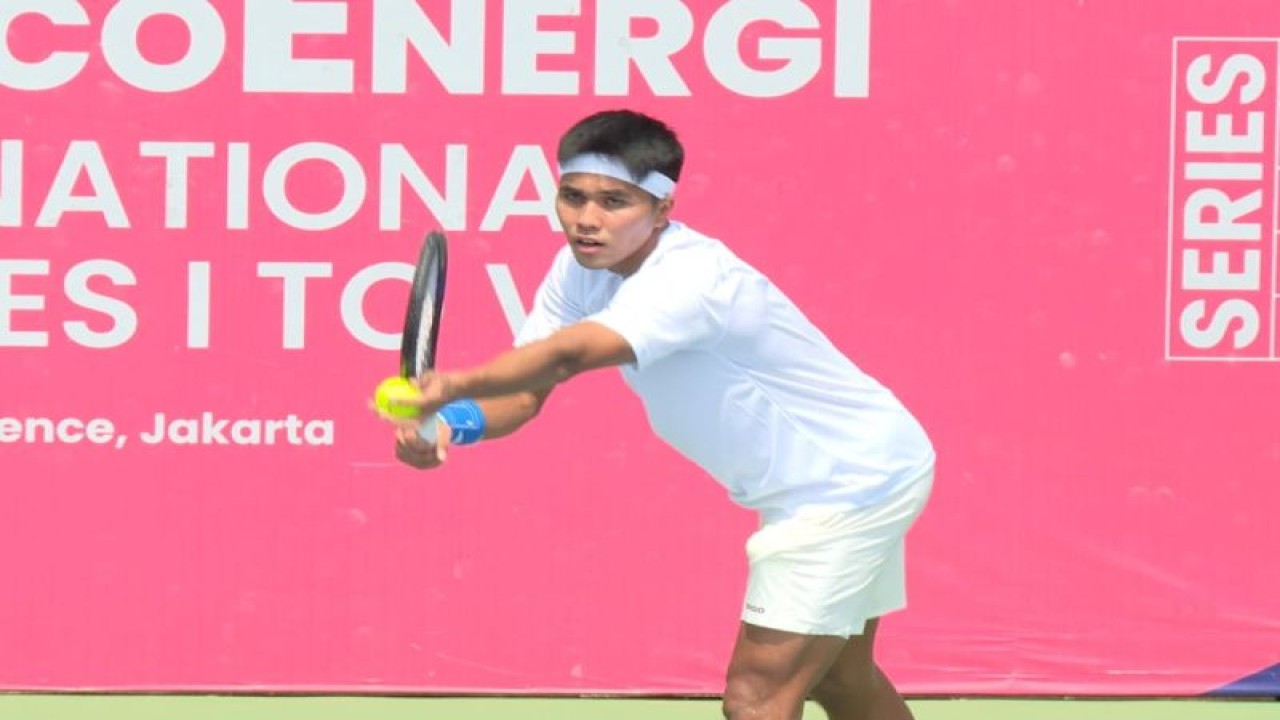 Petenis putra Indonesia Muhammad Rifqi Fitriadi beraksi dalam babak pertama MedcoEnergi M25K seri IV di lapangan Hotel Sultan, Jakarta, Rabu (31/5/2023). (ANTARA/HO)