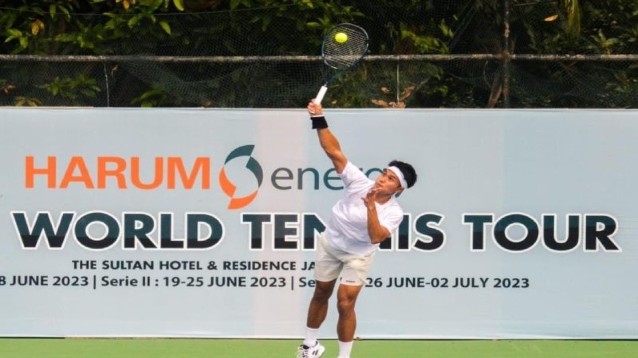 Petenis putra Indonesia Muhammad Rifqi Fitriadi beraksi pada babak pertama Harum Energy Men's World Tennis Tour melawan rekan senegaranya Gunawan Trismuwantara di lapangan The Sultan Hotel & Residence Jakarta, Selasa (20/6/2023). (ANTARA/HO)