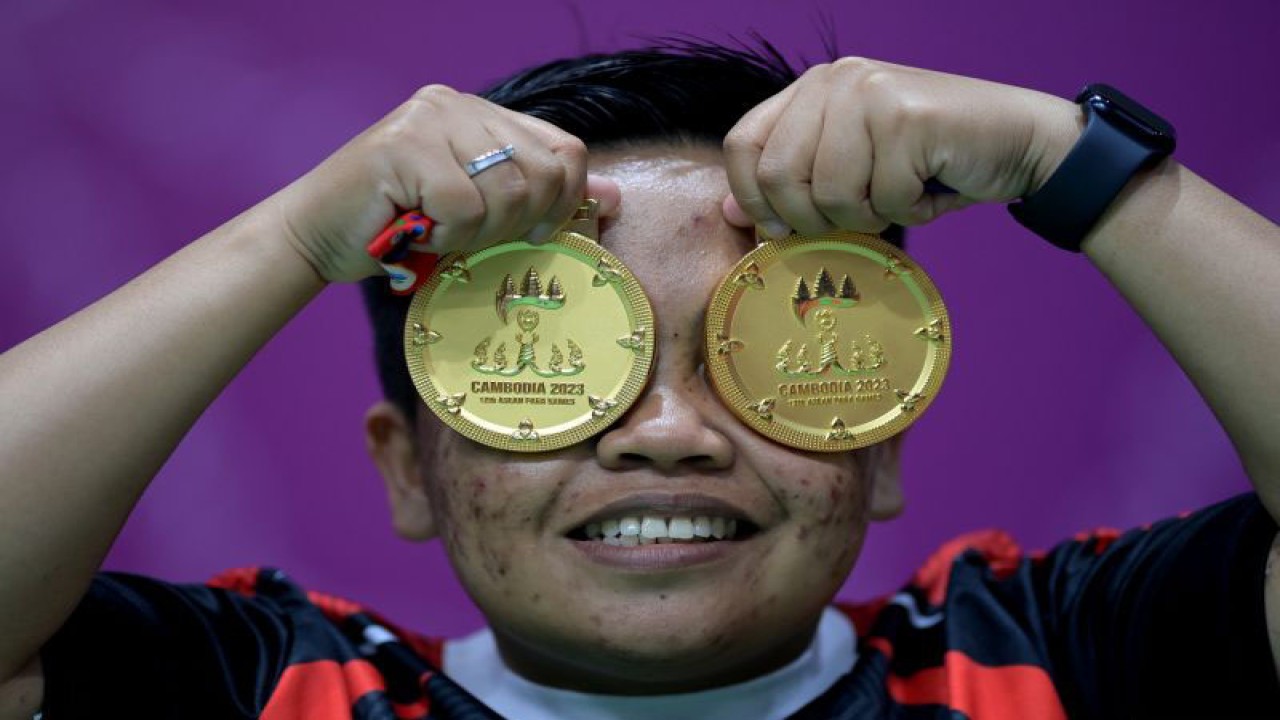 Pebulu tangkis Indonesia Rina Marlina menunjukan medali emas yang diraihnya pada ASEAN Para Games 2023 di Morodoc Techo Badminton Hall, Phnom Penh, Kamboja, Jumat (9/6/2023). . ANTARA FOTO/Zabur Karuru/YU (ANTARA FOTO/ZABUR_KARURU)