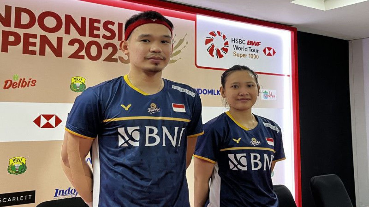 Pasangan ganda campuran Indonesia Rinov Rivaldy/Pitha Haningtyas Mentari berfoto usai jumpa pers di Istora Senayan Jakarta, Rabu (14/6/2023). (ANTARA/Arnidhya Nur Zhafira)