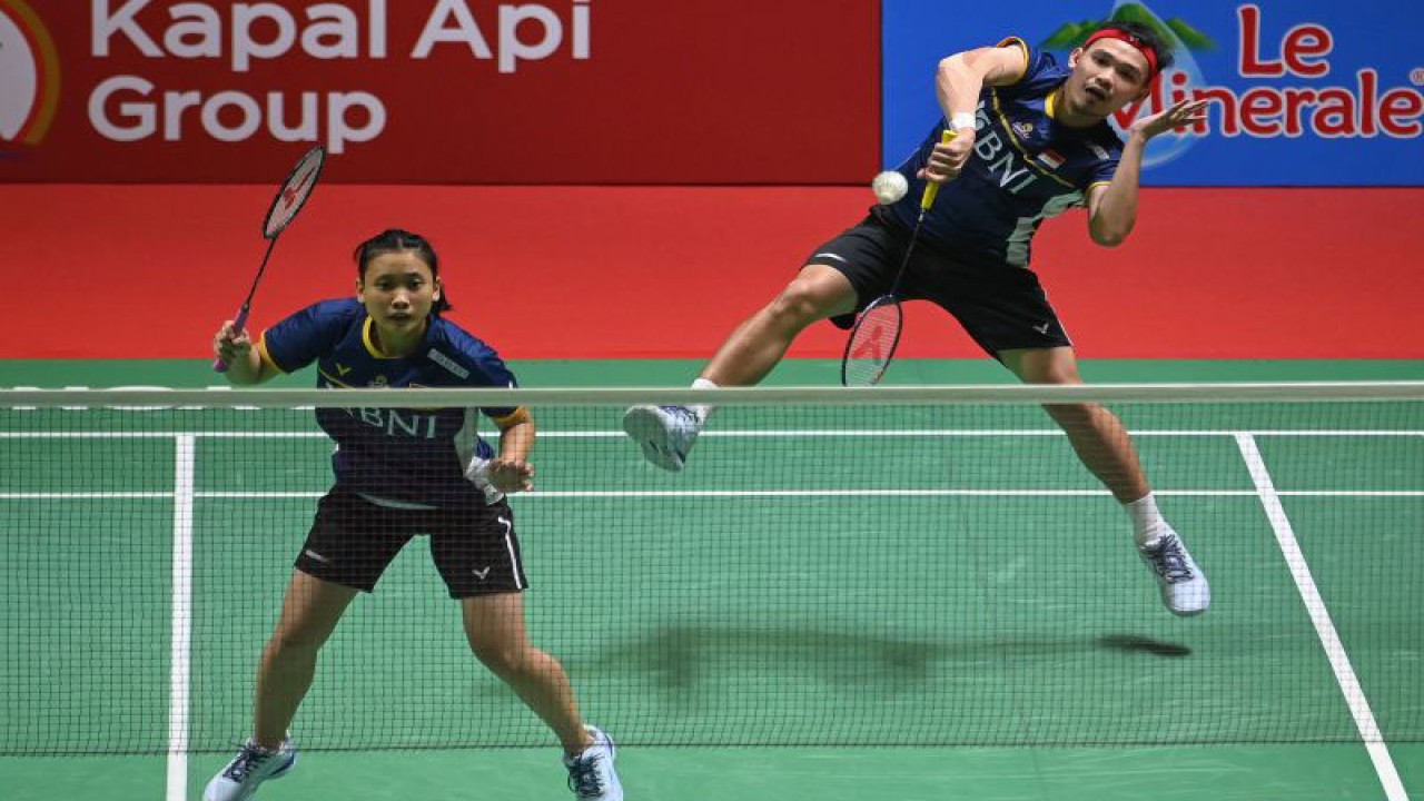 Pebulu tangkis ganda campuran Indonesia Rinov Rivaldy (kanan) dan Pitha Haningtyas Mentari (kiri) melakukan smes ke arah lawannya ganda campuran Prancis Tom Gicquel dan Delphine Delrue dalam babak pertama (32 besar) turnamen Indonesia Open 2023 di Istora Senayan, Jakarta, Rabu (14/6/2023). ANTARA FOTO/Aditya Pradana Putra/tom. (ADITYA PRADANA PUTRA/ADITYA PRADANA PUTRA)