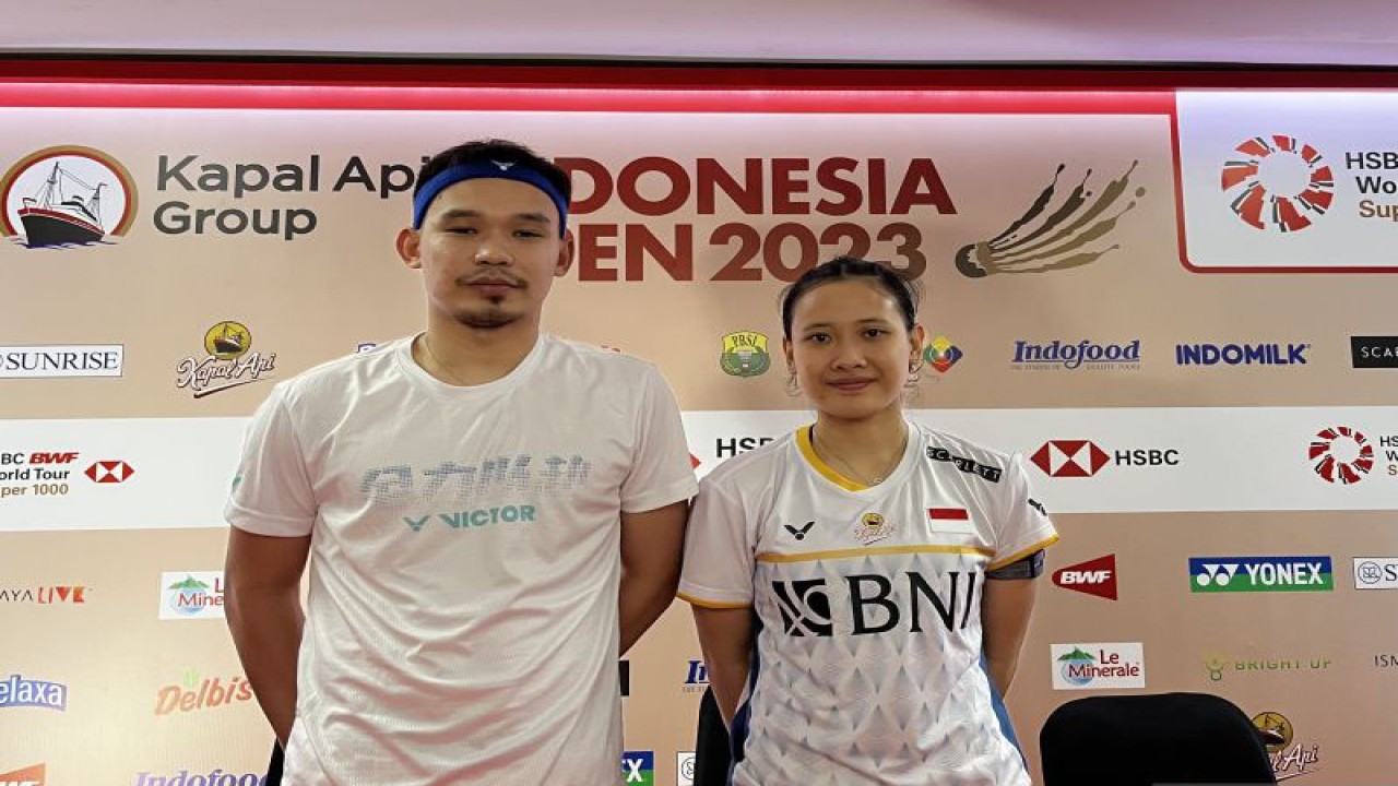 Pasangan ganda campuran Indonesia Rinov Rivaldy/Pitha Haningtyas Mentari berfoto usai konferensi pers di Istora Senayan Jakarta, Kamis (15/6/2023). (ANTARA/Arnidhya Nur Zhafira)