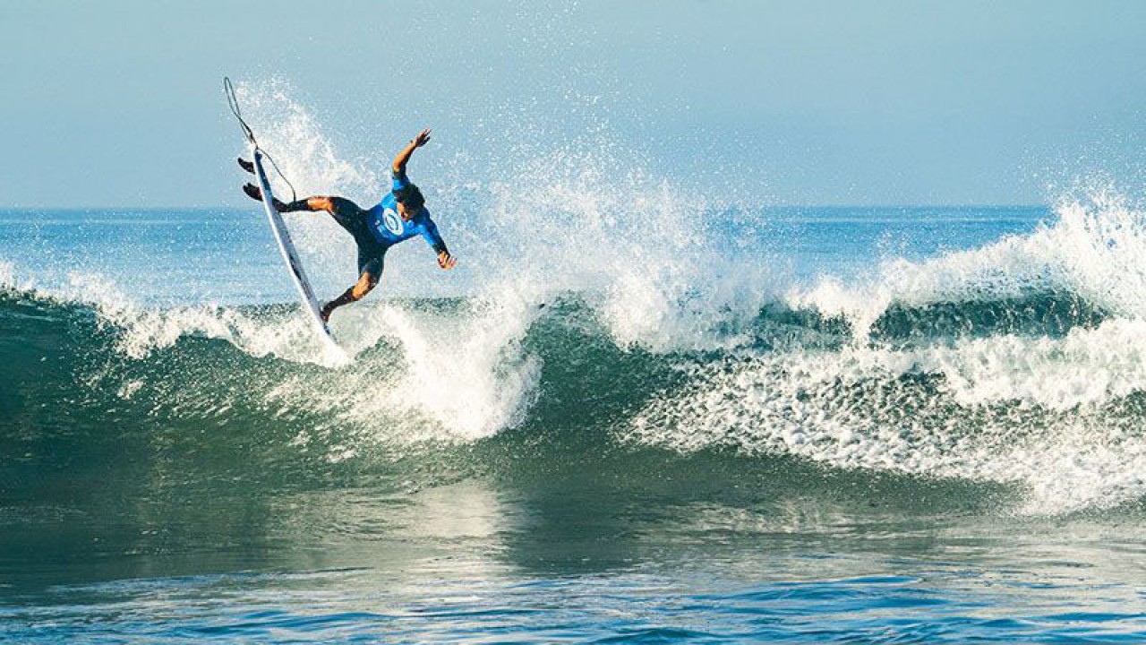 Atlet selancar Indonesia Rio Waida beraksi saat tampil dalam ISA World Surfing Games 2022 Huntington Beach, California, Amerika Serikat, Sabtu (24/9/2022). (ISA Photo/Ben Reed) (ISA Photo/Ben Reed/BEN REED PHOTO)