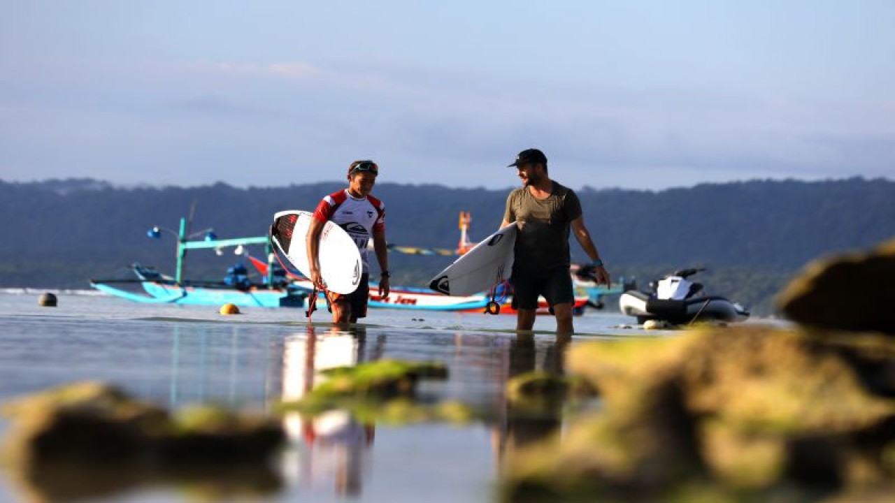Peselancar Indonesia Rio Waida (kiri) berjalan bersama rekannya usai pertandingan World Surf League (WSL) 2022 di Pantai Plengkung (G-Land) TN Alas Purwo, Banyuwangi, Jawa Timur, Jumat (3/6/2022). ANTARA FOTO/Budi Candra Setya/rwa. (ANTARA FOTO/BUDI CANDRA SETYA)