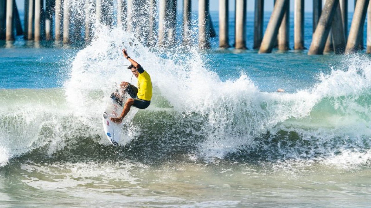 Foto arsip - Atlet selancar Indonesia Rio Waida beraksi saat tampil dalam ISA World Surfing Games 2022 Huntington Beach, California, Amerika Serikat, Sabtu (24/9/2022). (ISA Photo/Ben Reed)
