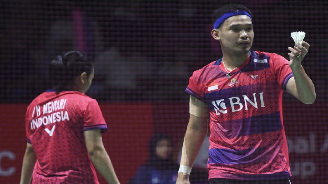 Pebulu tangkis ganda campuran Indonesia Pitha Haningtyas Mentari (kiri) dan Rinov Rivaldy (kanan) meminta pergantian kok ke arah lawannya ganda campuran Jepang Yuta Watanabe dan Arisa Higasino dalam babak perempat final turnamen Indonesia Open 2023 di Istora Senayan, Jakarta, Jumat (16/6/2023). ANTARA FOTO/M Risyal Hidayat/tom. (ANTARA FOTO/M RISYAL HIDAYAT)  KOMENTAR