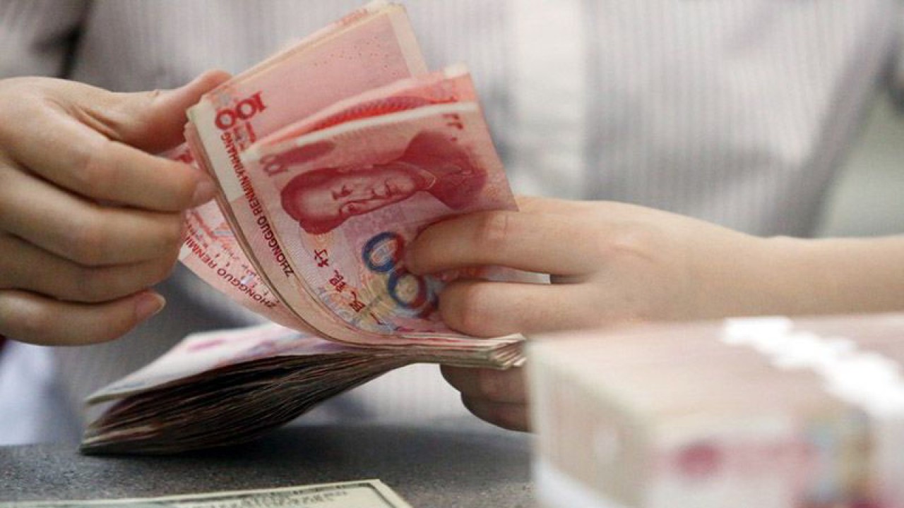 Seorang pekerja menghitung mata uang China Renminbi (RMB) di sebuah bank di Linyi, Provinsi Shandong, China timur, Selasa (11/8/2015). ANTARA/Xinhua/Zhang Chunlei/am.