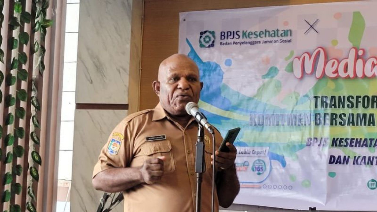 Kepala Dinas Kesehatan Provinsi Papua Robby Kayame saat memberikan sambutan pada pertemuan media dengan BPJS Kesehatan, Senin (26/6/2023). (ANTARA/Qadri Pratiwi)