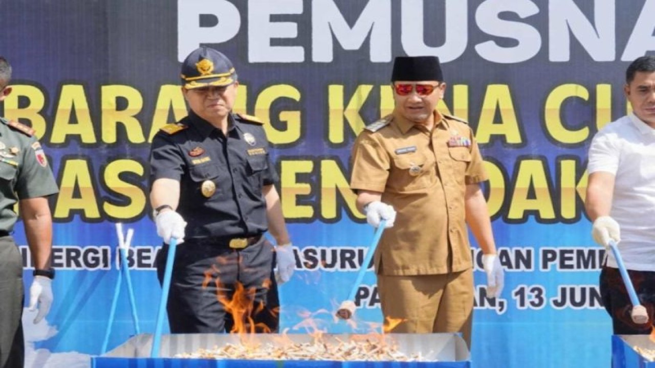 Pemusnahan rokok ilegal di Pasuruan. ANTARA/HO Pemkab Pasuruan